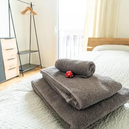 Stockhorn In See- Und Bergnaehe, Modern, Mit Balkon, 4 Gaeste *